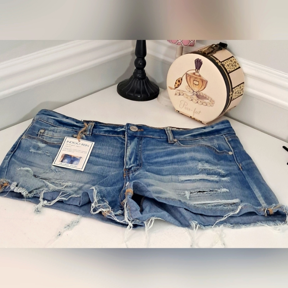 Indigo Rein Medium Wash Distressed Jean Short Sz 17 NWT